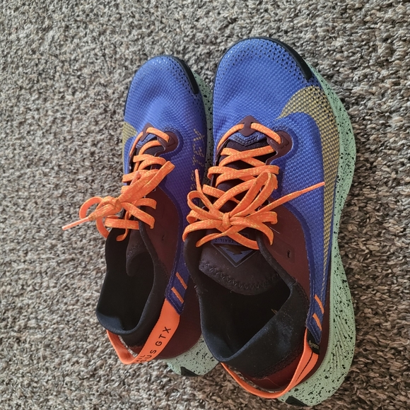 Nike shoes - Picture 1 of 3